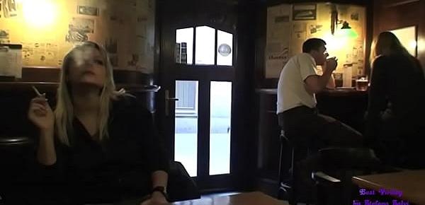  Fa un pompino nel pub e poi vanno a scopare per strada in città